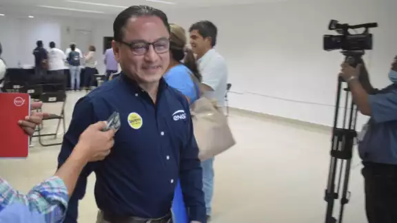 Hace un par de días, una empresa subcontratada por la empresa de capital francés rompió la acera de una calle a espaldas de la galletera Hace un par de días, una empresa subcontratada por la empresa de capital francés rompió la acera de una calle a espaldas de la galletera