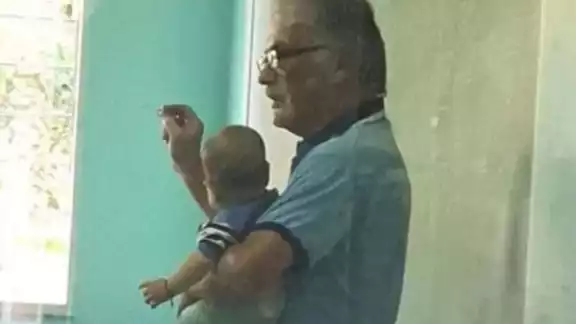 El profesor logró calmar al bebé. Foto: Especial El profesor logró calmar al bebé. Foto: Especial
