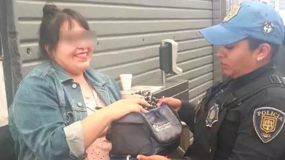 La mujer se quedó sin su desayuno, pero logró recuperar su bolsa extraviada en el Metrobús de la CDMX La mujer se quedó sin su desayuno, pero logró recuperar su bolsa extraviada en el Metrobús de la CDMX