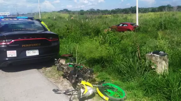 Debido a la velocidad a la que iba la camioneta, esta impactó a la motocicleta por alcance Debido a la velocidad a la que iba la camioneta, esta impactó a la motocicleta por alcance