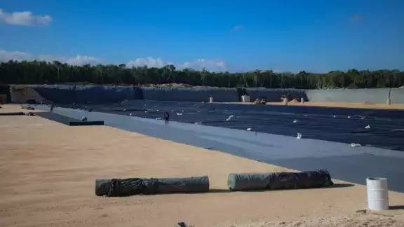 Según el Programa de Ordenamiento Ecológico Local, la nueva celda está cerca de la zona de protección hídrica; Semarnat reitera que no autorizó la MIA.