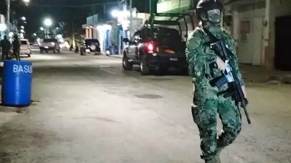 16 detenidos fueron trasladados a través de una interceptora, hacia Cancún, dónde llevarán su proceso.
