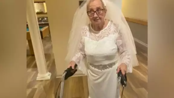 La mujer se encuentra viviendo en una casa de retiro, donde realizó su fiesta. Foto: Especial