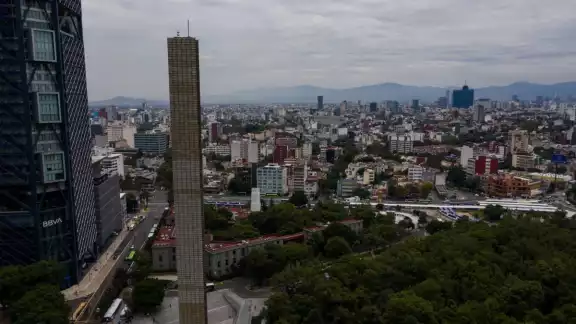 Cuestionaron a Calderón Hinojosa por no haber hecho una consulta pública sobre la construcción de la Estela de Luz Cuestionaron a Calderón Hinojosa por no haber hecho una consulta pública sobre la construcción de la Estela de Luz