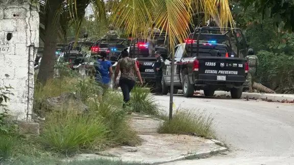 La escalofriante escena fue la plena luz del día. La escalofriante escena fue la plena luz del día.