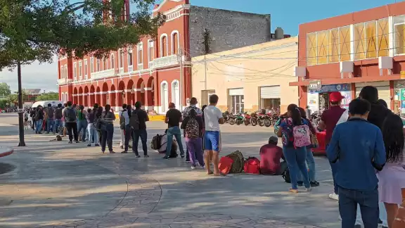 Los viajeros salen con tiempo de anticipación de sus casas para tratar de llegar puntuales a sus destinos Los viajeros salen con tiempo de anticipación de sus casas para tratar de llegar puntuales a sus destinos