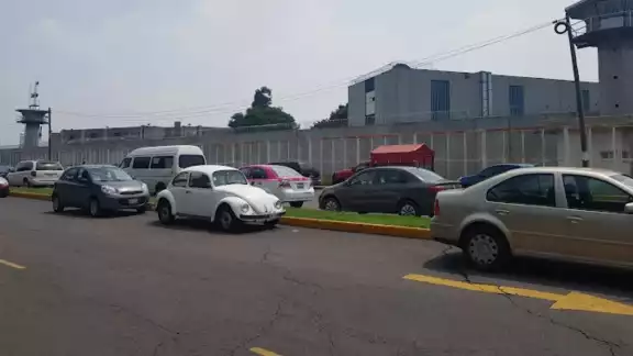 El papá y el esposo de las señaladas le proporcionaron ropa y peluca