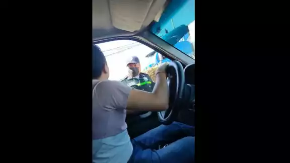 Policía de Cuautitlán Izcalli amenaza de muerte a un conductor al hacerle el alto: VIDEO