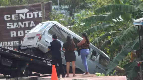 Por el golpe, solo el chofer fue llevado por paramédicos al Seguro Social Por el golpe, solo el chofer fue llevado por paramédicos al Seguro Social