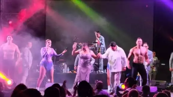 Bailes populares llamaron la atención de propios y extraños