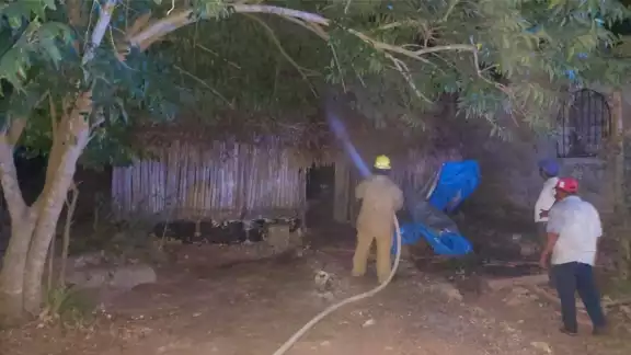 De manera rápido se dio aviso al 911 y vecinos del afectado comenzaron ayudarlo a combatir el fuego con cubetas de agua y mangueras De manera rápido se dio aviso al 911 y vecinos del afectado comenzaron ayudarlo a combatir el fuego con cubetas de agua y mangueras