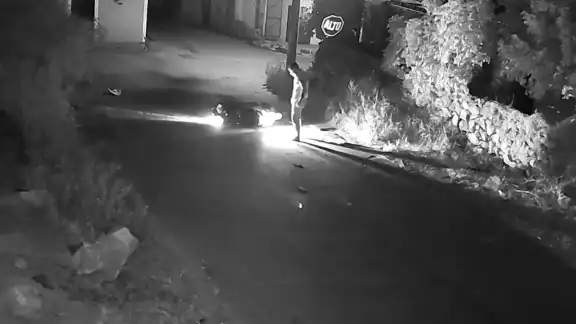 En el video se puede observar como la señal de alto queda doblado por la colisión En el video se puede observar como la señal de alto queda doblado por la colisión