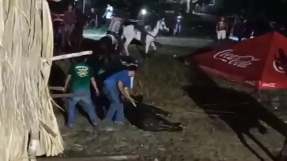 Enfurecido levanta un puesto de bebidas embriagantes, además de un toldo de los patrocinadores del evento Enfurecido levanta un puesto de bebidas embriagantes, además de un toldo de los patrocinadores del evento