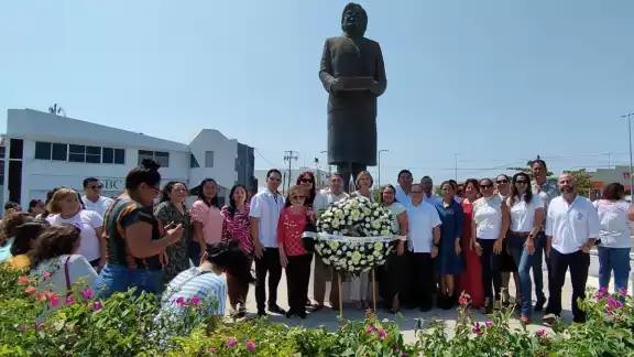 La directora general del Instituto de la Mujer del Estado de Campeche (IMEC) Vania Kelleher Hernández, reconoció el trabajo que realizó la jurista campechana La directora general del Instituto de la Mujer del Estado de Campeche (IMEC) Vania Kelleher Hernández, reconoció el trabajo que realizó la jurista campechana