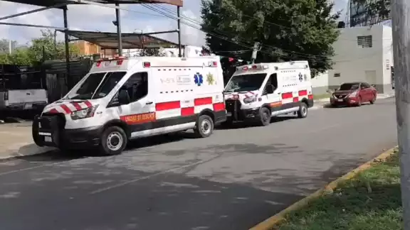 Los amortiguadores actuaron y la parte de abajo del vehículo golpeó en el abdomen al trabajador Los amortiguadores actuaron y la parte de abajo del vehículo golpeó en el abdomen al trabajador
