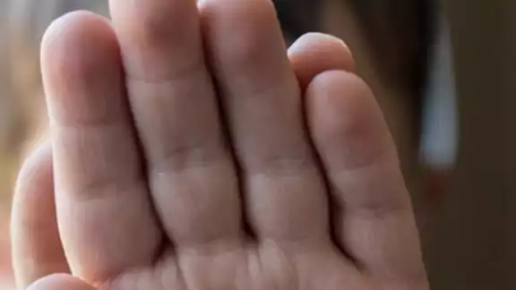 En Inglaterra un menor muere al ser brutalmente golpeado por su madre y novia