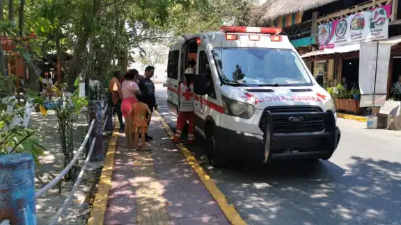 Paramédico de la Cruz Roja Mexicana auxiliaron al lesionado Paramédico de la Cruz Roja Mexicana auxiliaron al lesionado