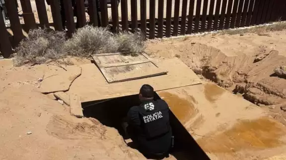 En la frontera entre Sonora y Arizona fue encointrado un tunel que pasaba por debajo del muro fronterizo para presuntamente trasladar indocumentados y drogas En la frontera entre Sonora y Arizona fue encointrado un tunel que pasaba por debajo del muro fronterizo para presuntamente trasladar indocumentados y drogas