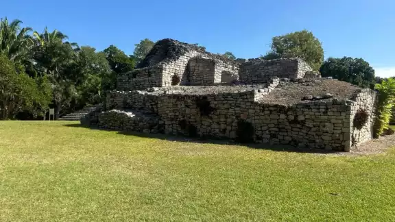 La primera ocupación data del Preclásico Tardío (300 a.C. -250 d.C.).
La primera ocupación data del Preclásico Tardío (300 a.C. -250 d.C.).