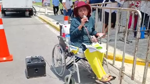 La mujer se gana la vida cantando en Campeche y aprovechó el evento para compartir su voz La mujer se gana la vida cantando en Campeche y aprovechó el evento para compartir su voz