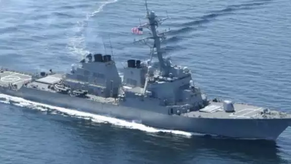 Los rebeldes hutíes lanzaron este miércoles una nueva ofensiva en el Mar Rojo, contra un buque de guerra de los Estados Unidos