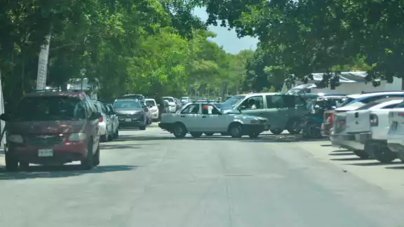 Automovilistas invaden las banquetas e impiden que los residentes puedan salir o entrar con sus vehículos Automovilistas invaden las banquetas e impiden que los residentes puedan salir o entrar con sus vehículos