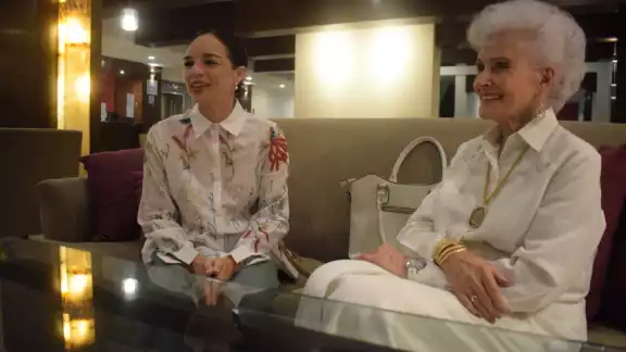 Recibió ayer el saludo y la bienvenida por parte de la señora Alicia Figueroa de Menéndez, con quien intercambió sus recuerdos y amor por la danza Recibió ayer el saludo y la bienvenida por parte de la señora Alicia Figueroa de Menéndez, con quien intercambió sus recuerdos y amor por la danza