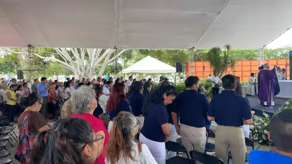 Los asistentes llegaron a la misa del cementerio de Xoclán que dio inicio a las nueve de la mañana