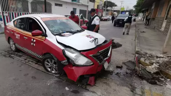 El chofer resultó con lesiones y fue trasladado de inmediato a un hospital de la ciudad El chofer resultó con lesiones y fue trasladado de inmediato a un hospital de la ciudad
