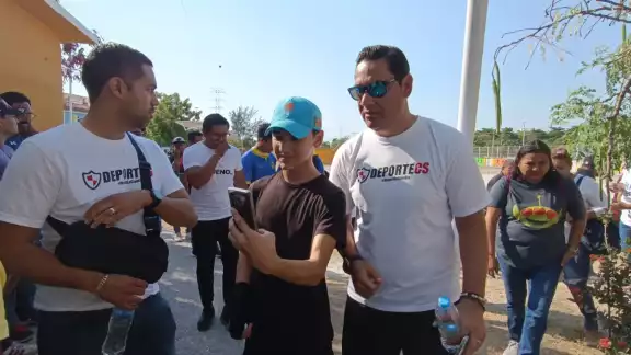 Moisés Muñoz encabeza una clase de zumba en el Polideportivo Chechén.