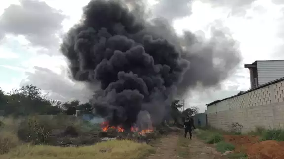 Uno de los vecinos encendió su bomba y dio una manguera, que le sirve para riego
