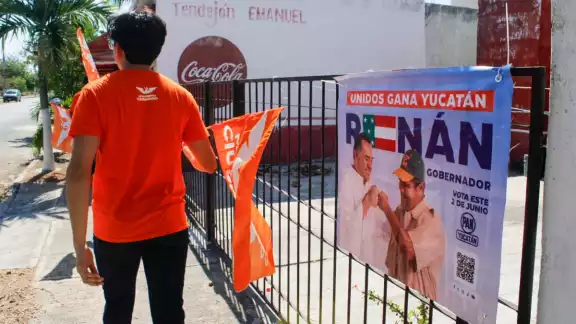 Aseguran que el Ayuntamiento les preguntó por dónde pasarían para colocar lonas de Renán Barrera
