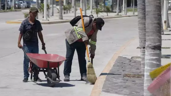 Abundaron los envases de bebidas, bolsas y latas en las calles y las playas Abundaron los envases de bebidas, bolsas y latas en las calles y las playas