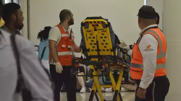 La mujer fue atendida por paramédicos y llevada a un hospital