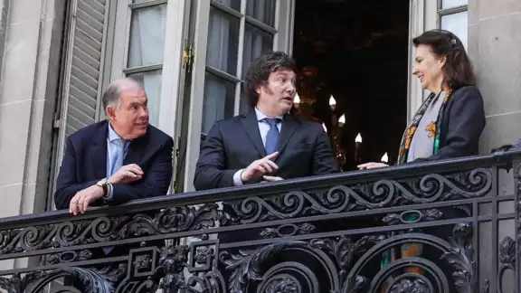 El nuevo presidente es recibido por miles de ciudadanos