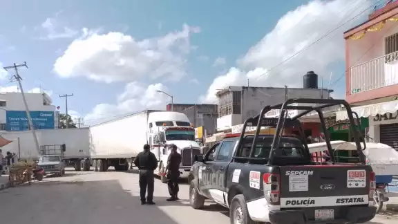 El chofer del tráiler de dio a la fuga a bordo de un taxi