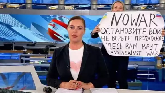 La periodista Marina Ovsyannikova recibió una sentencia de 8.5 años de prisión, por protestar en televisión contra la Guerra en Ucrania La periodista Marina Ovsyannikova recibió una sentencia de 8.5 años de prisión, por protestar en televisión contra la Guerra en Ucrania