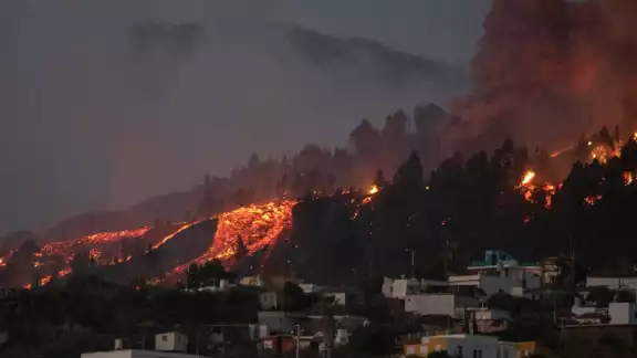 Esta erupción es la primera que se registra en la isla en 50 años y forzó a casi 5 mil personas a dejar sus casas, desde el domingo pasado Esta erupción es la primera que se registra en la isla en 50 años y forzó a casi 5 mil personas a dejar sus casas, desde el domingo pasado
