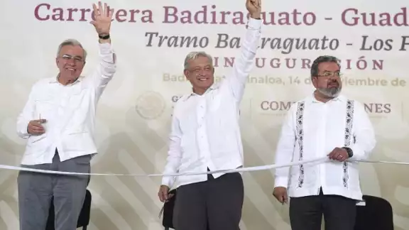 Al evento de inauguración llegaron camiones con simpatizantes de AMLO Al evento de inauguración llegaron camiones con simpatizantes de AMLO