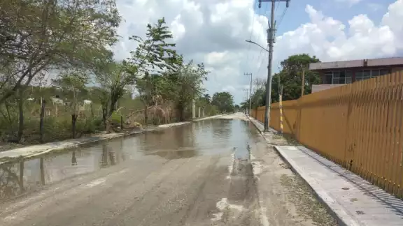 Vecinos piden que las autoridades limpien los drenajes y bacheen las calles Vecinos piden que las autoridades limpien los drenajes y bacheen las calles