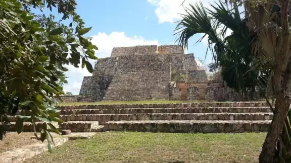 El personaje lítico se encontró en la estructura DZ7 en Oxkintok El personaje lítico se encontró en la estructura DZ7 en Oxkintok
