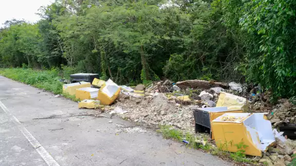 Los lotes baldíos de toda la ciudad tienen residuos. Los lotes baldíos de toda la ciudad tienen residuos.