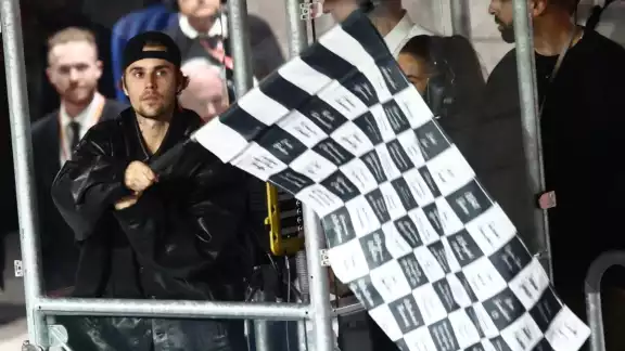 El intérprete canadiense dio el banderazo durante el Gran Premio de Las Vegas