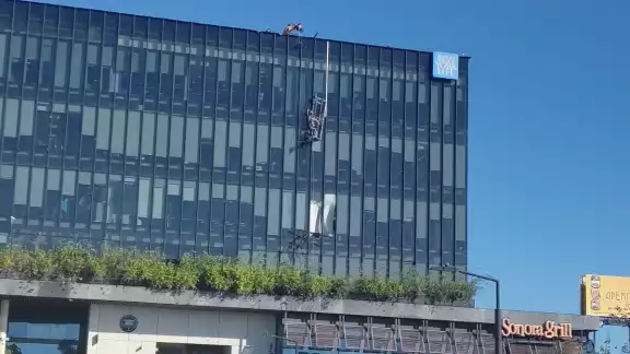 En un edificio del Norte, el arnés que sostenía la estructura en la que laboraban dos hombres cedió. En un edificio del Norte, el arnés que sostenía la estructura en la que laboraban dos hombres cedió.