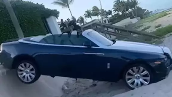 Así quedó el carro de la abuelita. Foto: Especial Así quedó el carro de la abuelita. Foto: Especial