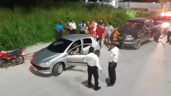 La camioneta se quería dar a la fuga, pero fue alcanzada por el auto La camioneta se quería dar a la fuga, pero fue alcanzada por el auto
