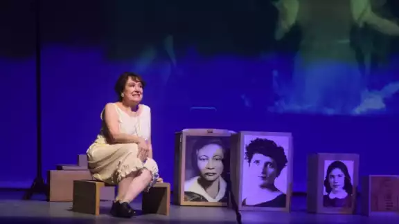 El Siglo de las Mujeres fue presentada en el Teatro Daniel Ayala El Siglo de las Mujeres fue presentada en el Teatro Daniel Ayala