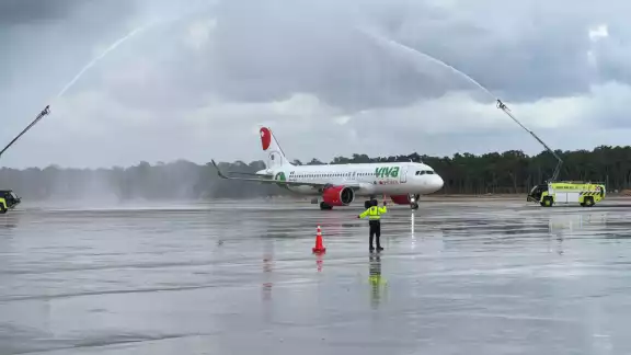 El avión fue recibido en la pista con el tradicional saludo de agua
El avión fue recibido en la pista con el tradicional saludo de agua