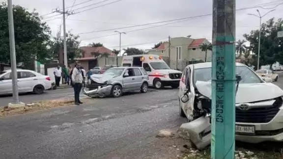 Por el fuerte impacto, la Toyota fue proyectada y se impactó contra un poste de la Comisión Federal de Electricidad Por el fuerte impacto, la Toyota fue proyectada y se impactó contra un poste de la Comisión Federal de Electricidad