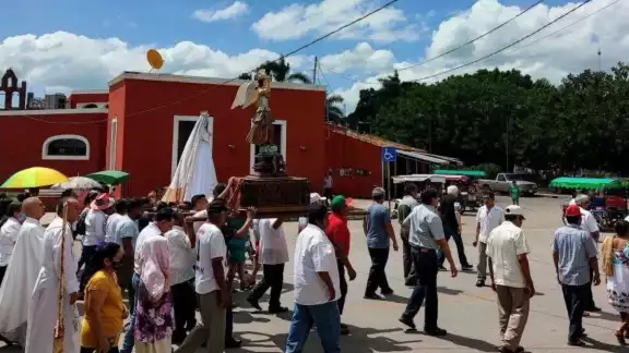 Habitantes realizaron el recorrido a las calles conocido en Yucatán como procesión Habitantes realizaron el recorrido a las calles conocido en Yucatán como procesión